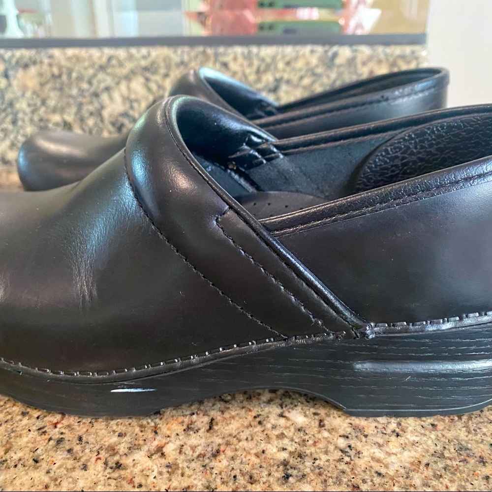 Like new dansko clogs